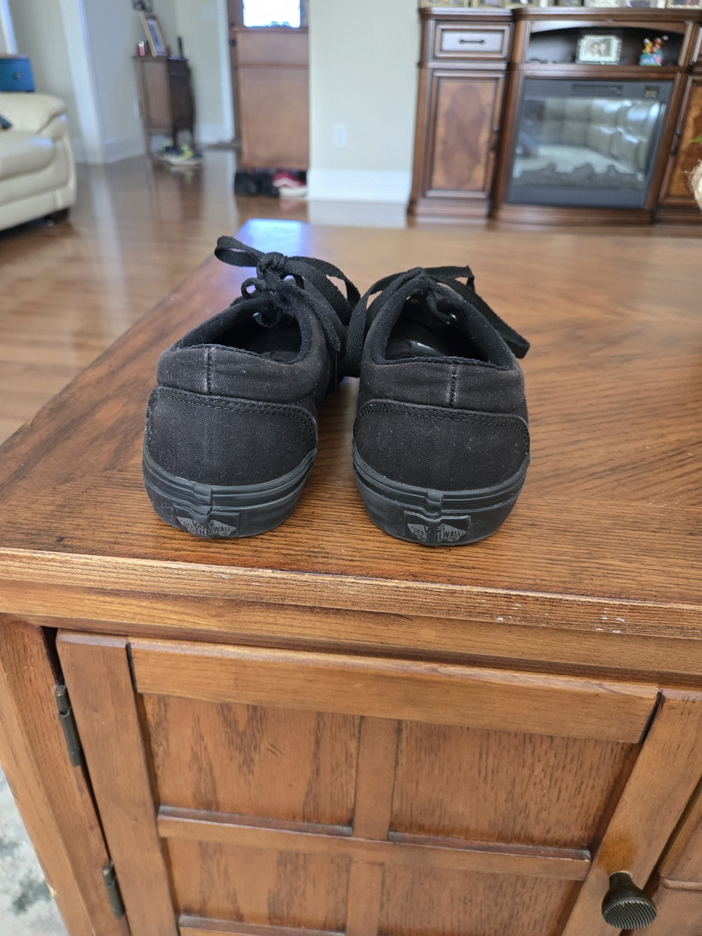 Vans Women's 8.5 or Men's 7 Black Low-Top Canvas Sneakers - Picture 3 of 7